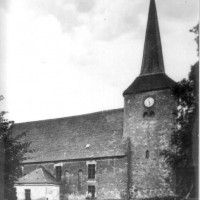 Der Saal der Gaststätte Seeterrasse, die einzig heute noch in Betrieb befindliche Gaststätte. Hier eine Postkarte von 1937 anlässlich der Umbenennung Tzschetzschnows in Güldendorf. Tzschetzschnow klang zu slawisch. Diese Aufnahme ist vor allem deswegen so interessant, weil die Rundbogendecke aus Spannbeton heute nur von außen, nicht aber von innen ersichtlich ist. Die Decke hatte im 2. Weltkrieg einige Granateinschläge bekommen und wurde dann bei der Reparatur wegen der Heizproblematik abgehängt. Die Hakenkreuze wurden zur Vermeidung von Problemen vor dem Upload wegretuschiert.